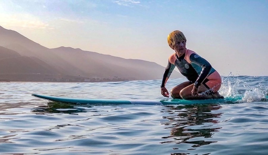 サーフィンが若さの源!地球上で一番イケてる74歳サーファー『サーファー・スージー』