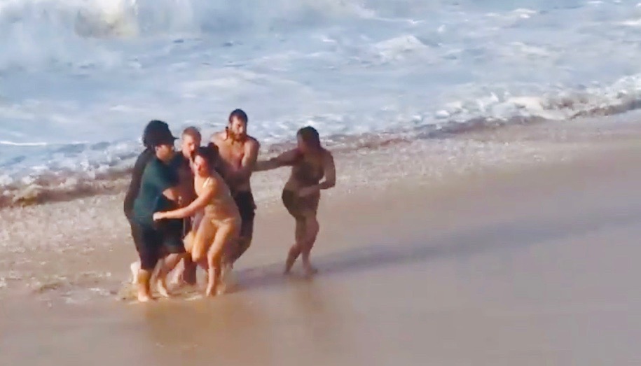ハワイの大波に流され溺れる女性を救ったマイキー・ライトの劇的な救出劇映像