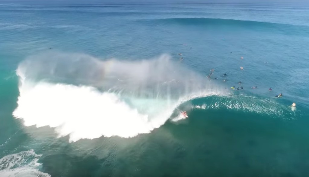 ハワイノースショアにヒットした大波に命懸けで挑む 空撮サーフィン動画 Waval サーフィンと自然を愛する人のサーフメディア