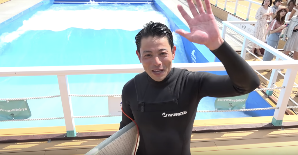 サーファーで俳優の吉沢悠がスポルのウェイブプールでサーフィンを披露！