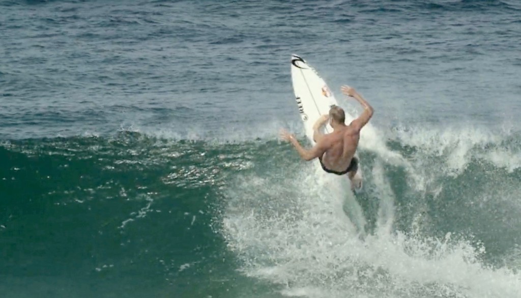 ミック ファニングの超高画質4k動画 安定感抜群の超高速カーヴィング Waval サーフィンと自然を愛する人のサーフメディア
