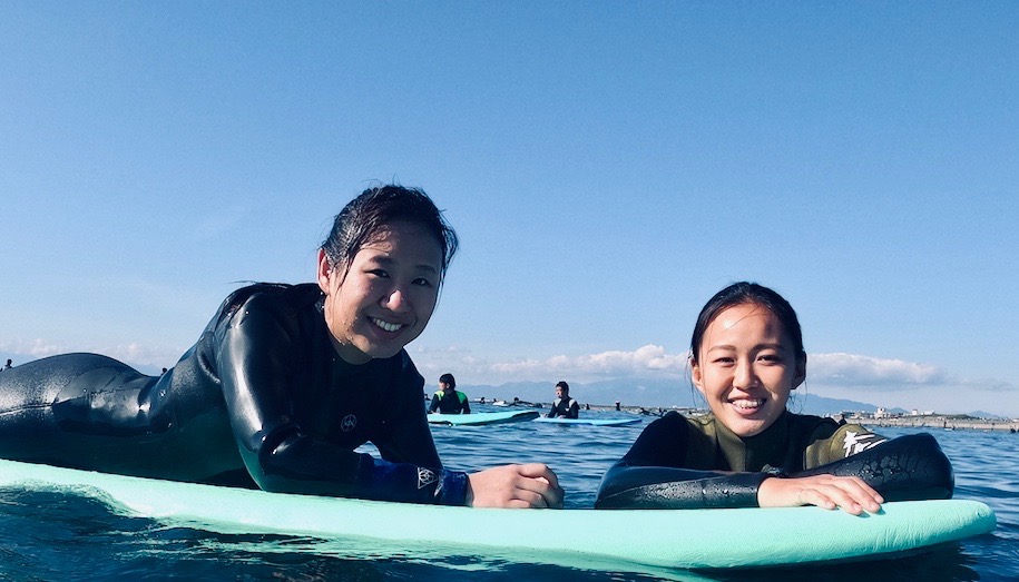 ほぼ初サーフィン女子でもサーフスクールに行けば1日でテイクオフできるのか サーフレッスン式ハウツー動画 Waval サーフィンと自然を愛する人の サーフメディア
