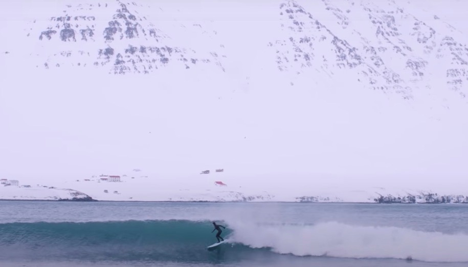トレン・マーティンのガールフレンド 女性2人による冬の北極圏 極寒サーフィン映像『On Top of the World』