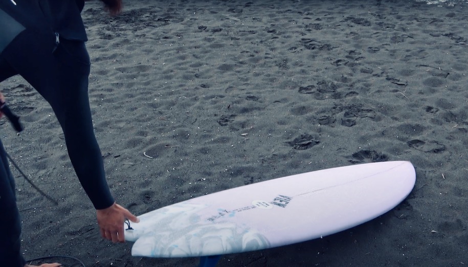 DeadKooks新モデル『ツインフィッシュYingYang 6'3』湘南の胸肩ファンウェイブ 中村光貴サーフィン映像 | WAVAL  サーフィンと自然を愛する人のサーフメディア