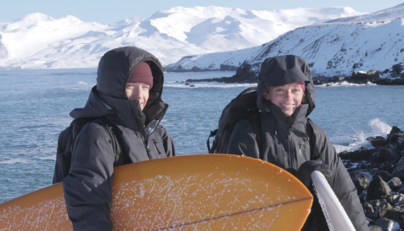 トレン・マーティンのガールフレンド 女性2人による冬の北極圏 極寒サーフィン映像『On Top of the World』