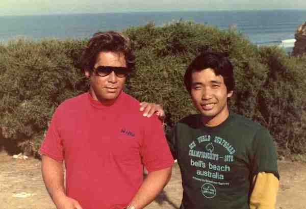 訃報：日本サーフィン界のレジェンド、ドジ井坂こと井坂啓美氏が74歳で逝去