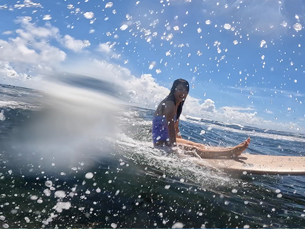 待ちきれない女性サーファー必見!?早くも水着サーフィンできる沖縄。