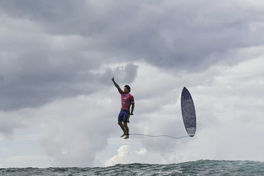 ガブリエル・メディナの流行画像がワールド・スポーツ・フォト・アワードを受賞 ブラジル人サーファーのオリンピック・キックアウト（タヒチのテアポオでジェローム・ブルイエが撮影）がスポーツ写真の栄誉に輝く。