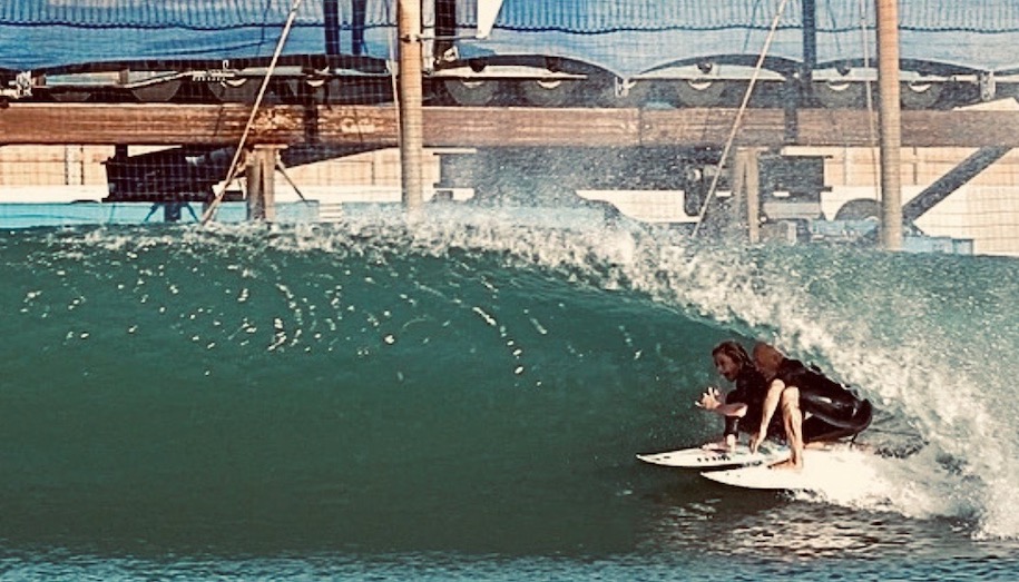 ケリー スレーターと13歳ジャクソン ドリアンが一緒にバレルインするサーフィン動画 Waval サーフィンと自然を愛する人のサーフメディア