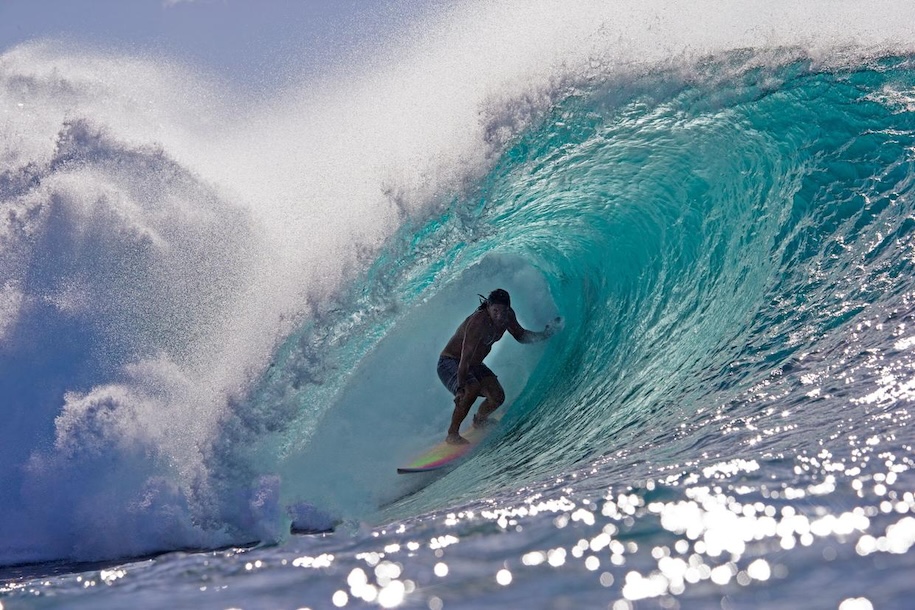伝説のウォーターマン タマヨ・ペリー、ハワイ オアフでサーフィン中、サメに襲われ死亡